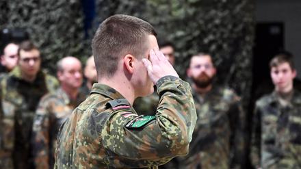 Ein Soldat des Panzerbataillon 203 der Bundeswehr salutiert. 