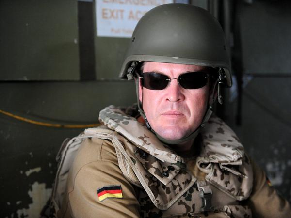 Verteidigungsminister Karl Theodor zu Guttenberg sitzt 2010 auf dem Flug in das Feldlager der Bundeswehr in Kundus in einem Hubschrauber. (Archiv)