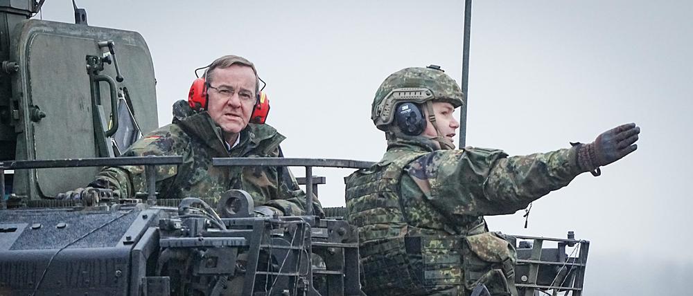 Verteidigungsminister Boris Pistorius (SPD) bei seinem ersten Bundeswehr-Einsatz in einem Puma-Schützenpanzer auf dem Truppenübungsplatz Altengrabow.