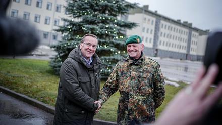 Verteidigungsminister Boris Pistorius wird im litauischen Rukla vom Kommandeur Klaus-Peter Berger empfangen. Der SPD-Politiker besuchte hier die deutschen Soldaten für eine Weihnachtsfeier und Adventskaffee.