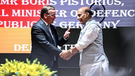 Boris Pistorius (l, SPD) begrüßt seinen  indischen Amtskollegen Rajnath Singh. 