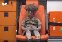Der Videograp aus einem Handout Video der syrischen Aktivistengruppe Aleppo Media Center (AMC) vom 18.08.2016 zeigt einen vierjährigen Jungen, der am 17.08.2016 in der Stadt Aleppo (Syrien) mit blutverschmiertem Gesicht in einem Krankenwagen sitzt, nachdem ein Haus bei einem Luftangriff zerstört worden war.