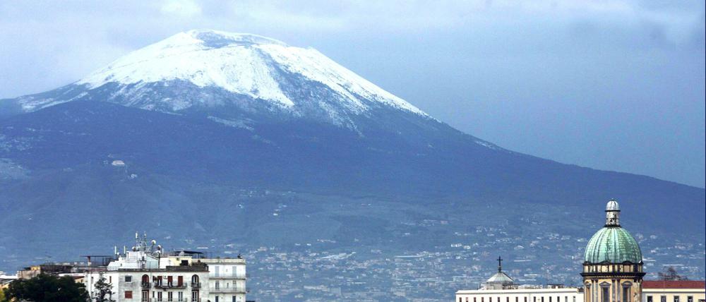 Pittoreske Schönheit. Neapel mit einem schneebedeckten Vesuv. 