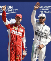 Sebastian Vettel (l.) will Lewis Hamilton am Sonntag im Rennen zumindest ein bisschen ärgern.