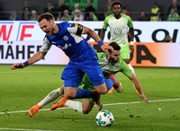 Mit harten Bandagen: Wolfsburgs Renato Steffen (r) und Kiels Rafael Czichos kämpfen um den Ball.