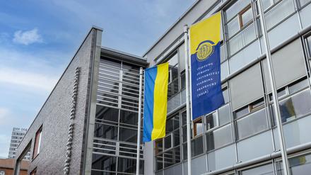 Die Ukraine-Fahne vor der Viadrina-Universität. Diese pflegt schon seit Langem intensive Beziehungen zu dem Land.