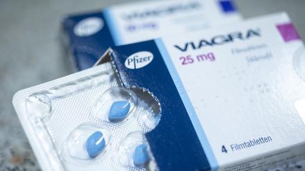 Die Viagra Pille von Pfizer hat inzwischen viele Nachahmer mit dem gleichen Wirkstoff. Die Potenzmittel gibt es in Deutschland weiterhin nur auf Rezept.
