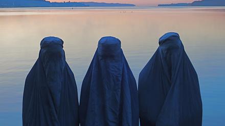 Ihr Hit heißt „Burka Blue“. Die Videoinstallation der Burka Band ironisiert die eigene Kultur ebenso wie die westlicher Girlgroups. 