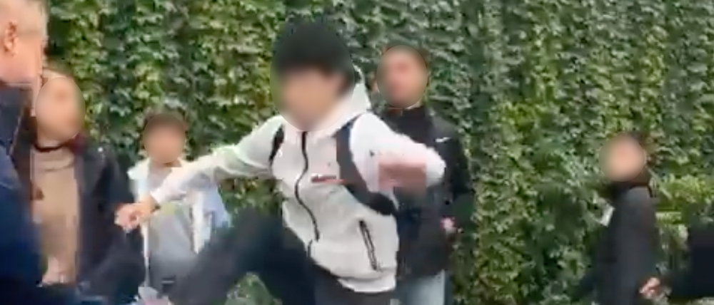 Ein Screenshot aus dem auf X veröffentlichten Video, der den Übergriff eines Lehrers am Ernst-Abbe-Gymnasium auf einen Schüler und dessen Reaktion – einen Tritt gegen den Lehrer – dokumentiert. 