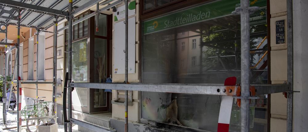 Verkohlt und zerstört ist die Scheibe am Berliner Wahlkreisbüro von Lisa Paus (Bündnis90/die Grünen) nach einem Anschlag 2022.