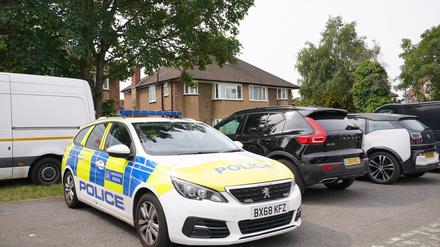 Ein Polizeiauto steht vor dem Haus im Westen Londons, in dem vier Menschen tot aufgefunden wurden. 