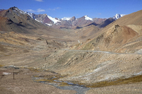 Der Blick vom Ak-Baital-Pass auf den Pamir Highway in Tadschikistan.