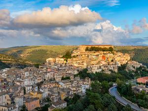 Blick aus der Luft auf das Dorf Ragusa auf Sizilien im Abendlicht.