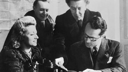Der Helfer und seine Freunde. Varian Fry um 1940 in der Villla Bel Air in Marseille mit Jacqueline Breton, Jacques Lipschitz und André Breton (v.l.).