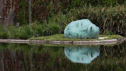„White Sleep“ von der japanischen Künstlerin Leiko Ikemura im Skulpturenpark der Villa Jacobs.