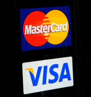 Die Logos von Visa und Mastercard.