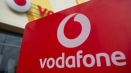 Ein Aufsteller mit dem Logo des Mobilfunkanbieters Vodafone steht am 02.04.2013 vor einer Filiale des Unternehmens in Waltersdorf (Brandenburg). 