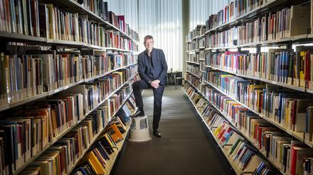 Der Direktor der Stiftung Zentral- und Landesbibliothek Berlin (ZLB) Volker Heller, in der Amerika-Gedenkbibliothek in Berlin.