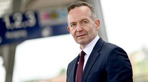 Volker Wissing (FDP), Bundesminister für Digitales und Verkehr, steht an einem Bahnhof. 