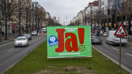 Ein Plakat mit der Aufschrift ·Ja! - Berlin 2030 Klimaneutral· steht auf der Frankfurter Allee. 