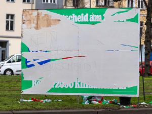 Ein Plakat, das in der Berliner Wisbyer Straße für den Volksentscheid „Berlin 2030 Klimaneutral“ wirbt, wurde vermutlich von Gegnern des Volksentscheids heruntergerissen.