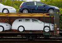 Neue Modelle des VW-Golf 8 stehen auf Zügen vor dem Werk von Volkswagen Sachsen in Zwickau zur Auslieferung bereit.