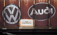 Ein alter Güterzug mit Logos von Volkswagen und Audi steht am 18.08.2016 am Bahnhof in Fallersleben bei Wolfsburg.
