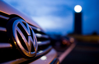 Journalisten und TV-Teams berichten über den VW-Skandal aus Wolfsburg.