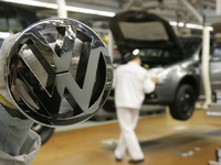 Das Logo von Volkswagen auf dem Hauptsitz des Unternehmens in Wolfsburg