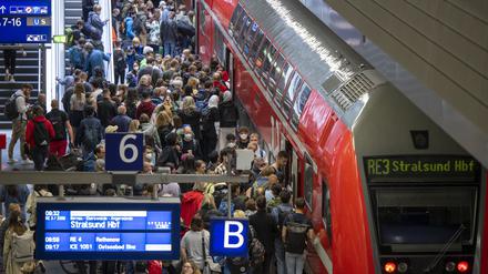 ARCHIV - 04.06.2022, Berlin: Zahlreiche Menschen steigen am Hauptbahnhof in den Regionalzug der Linie RE3 nach Stralsund.