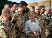 Bundesverteidigungsministerin Ursula von der Leyen (CDU) unterhält sich mit Soldaten im Camp Castor in Gao im Afrikanischen Mali.