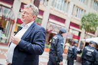 Zum Schutz der AfD, hier der Co-Vorsitzende Jörg Meuthen im Maritim Hotel in Köln, und vor Ausschreitungen bei Protesten gegen die Partei, sind in Köln tausende Polizisten im Einsatz.
