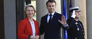 Ursula von der Leyen, Präsidentin der Europäischen Kommission (l.), und Frankreichs Präsident Emmanuel Macron