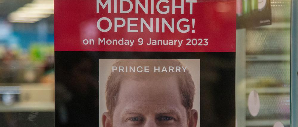 Als wär’s ein neuer Band von Harry Potter. Werbeplakat für Prinz Harrys Buch «Spare» (auf Deutsch: „Reserve“) im Fenster einer Londoner Buchhandlung.