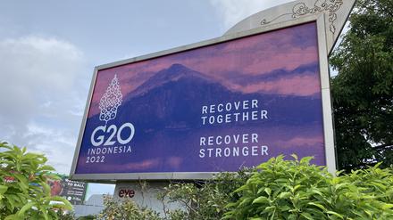 Plakat zum G20-Gipfel am Flughafen von Denpasar