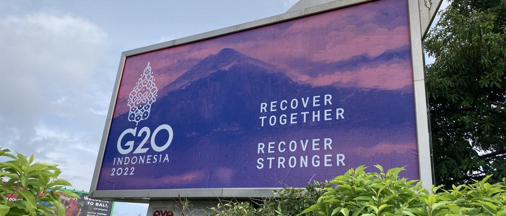 Plakat zum G20-Gipfel am Flughafen von Denpasar