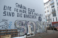 Der Schriftzug "Smash G20 - Die Feinde der Freiheit sind die unseren" ist in Hamburg auf einer Wand im Karolinenviertel in der Nähe der Messehallen zu sehen.