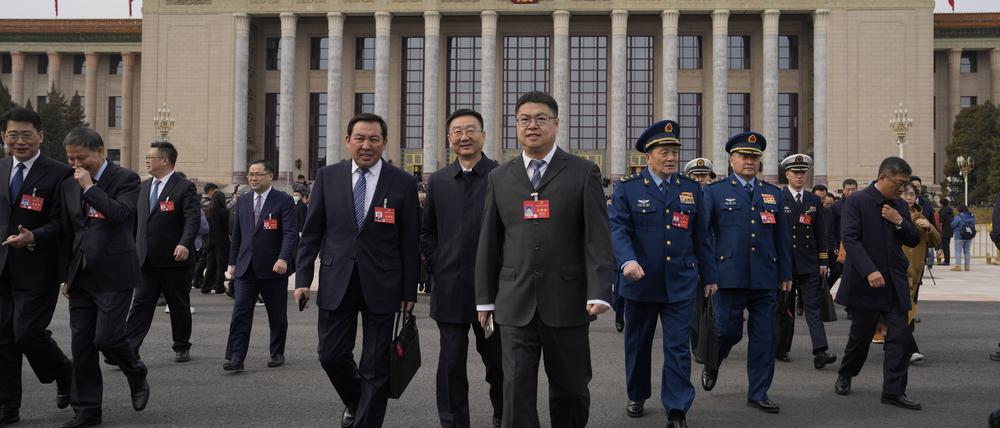 04.03.2024, China, Peking: Delegierte verlassen nach einer vorbereitenden Sitzung des Chinesischen Nationalen Volkskongresses (NVK) die Große Halle des Volkes. Foto: Ng Han Guan/AP/dpa +++ dpa-Bildfunk +++