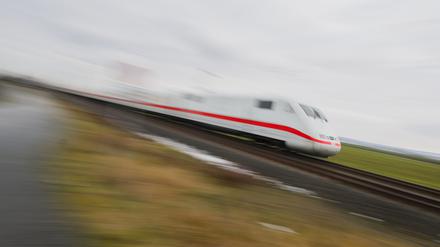 Ein ICE der Deutschen Bahn fährt auf der Strecke Hildesheim - Berlin. Die Gewerkschaft Deutscher Lokomotivführer (GDL) hat ihre Mitglieder für den Zeitraum von Donnerstagabend bis Freitagabend zu einem Warnstreik bei der Deutschen Bahn aufgerufen.