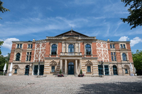 Unter freiem Himmel und gleißender Sonne: das Richard-Wagner-Festspielhaus in Bayreuth.
