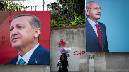 Zwei Wahlplakate in Istanbil zeigen den oppositionellen Kandidaten Kemal Kilicdaroglu (rechts) und den türkischen Präsidenten Recep Tayyip Erdogan. 