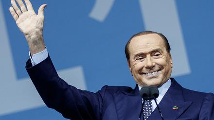 Silvio Berlusconi, Vorsitzender von Forza Italia, winkt beim Abschluss der Wahlkampagne des Mitte-Rechts-Blocks. Italien wählt an diesem Sonntag, 25.09.2022 ein neues Parlament. 
