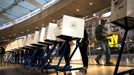 Die ersten Wähler des Tages füllen ihre Stimmzettel in einem Wahllokal im Brooklyn Museum aus. 
