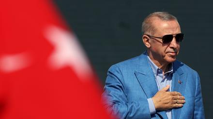 Der türkische Präsident Recep Tayyip Erdogan gestikuliert bei einer politischen Kundgebung am Atatürk-Flughafen in Istanbul.