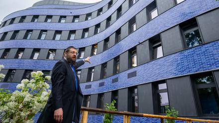 Rabbiner Yehuda Teichtal vor dem Campusgebäude des Pears jüdischer Campus 