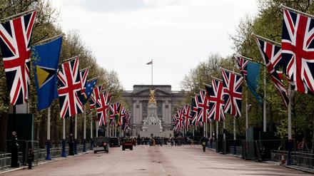Vor der Krönung von König Charles III. hängen vor dem Buckingham Palace Nationalflaggen.
