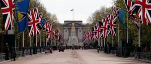 Vor der Krönung von König Charles III. hängen vor dem Buckingham Palace Nationalflaggen.