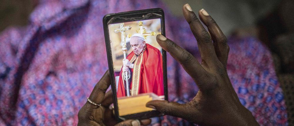 Hoffnung für die Krisenregion: Foto von Papst Franziskus auf einem Mobiltelefon im Kongo.