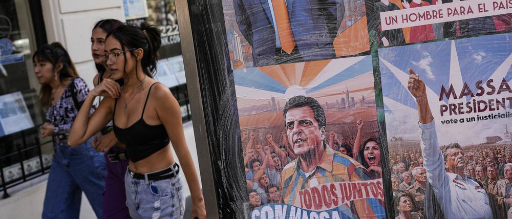 Fußgänger gehen an Wahlkampfplakaten vorbei, die für Wirtschaftsminister Sergio Massa, den Kandidaten der Regierungspartei, werben. 
