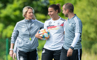 Jetzt geht's los: Bundestrainerin Martina Voss-Tecklenburg und ihr Assistent Patrik Grolimund begrüßen Lena Oberdorf auf dem Rasen.